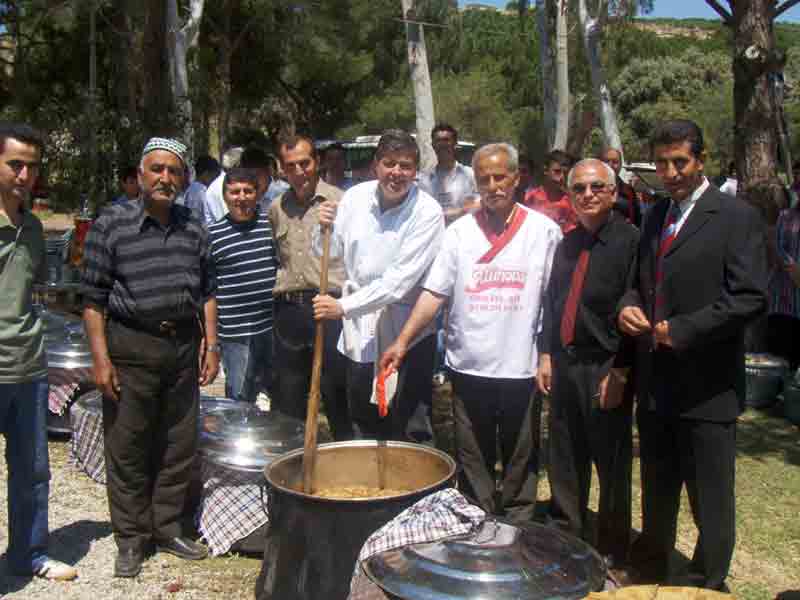 Kuşadası’nda yaşayan Konya Hadimliler etli pilav gününde buluştu