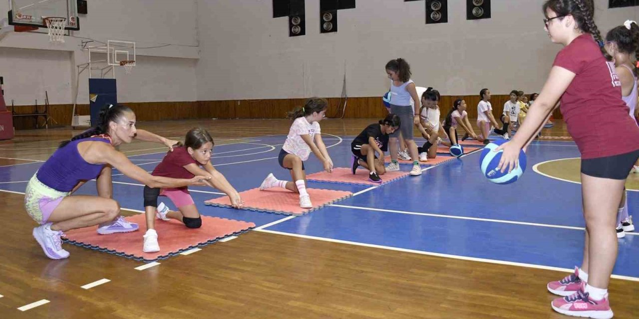 Kuşadası’nda çocuklar yaz spor okuluyla tatili keyifli geçiriyor