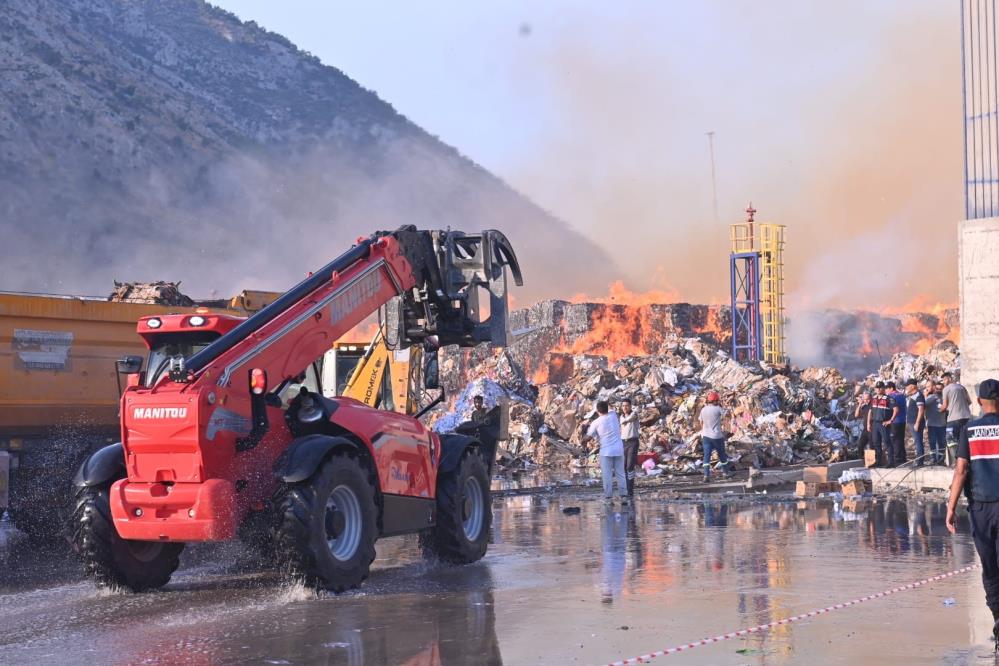 Söke’deki kağıt fabrikasında yangın