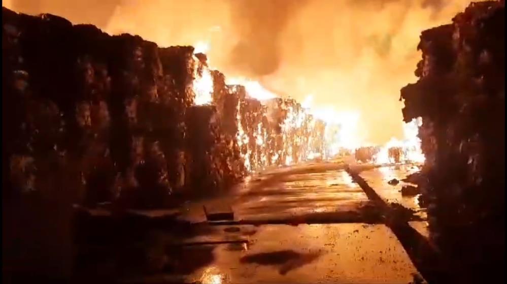 Kipaş Kağıt Fabrikası’ndaki yangın yeniden kontrolden çıktı: Gecenin karanlığını alevler aydınlattı