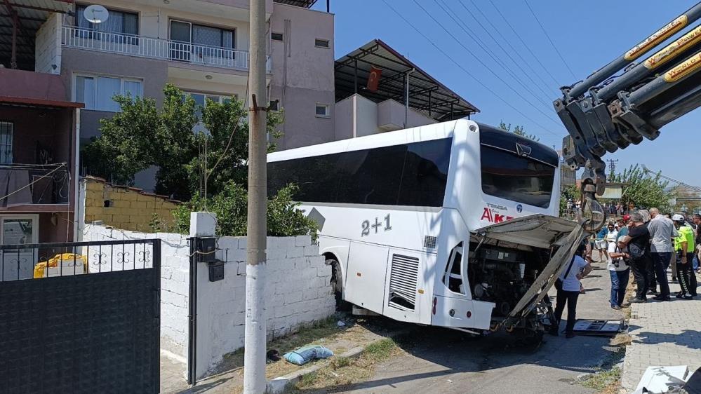 Milas-Söke karayolunda kaza: Kontrolden çıkan otobüs apartmanın zemin katına girdi