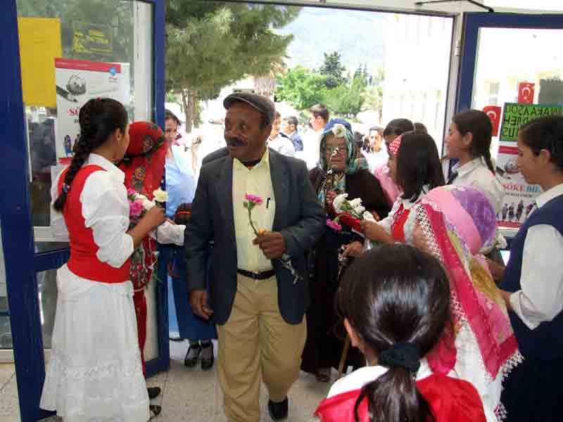 Onların bir okul dolusu torunu var!