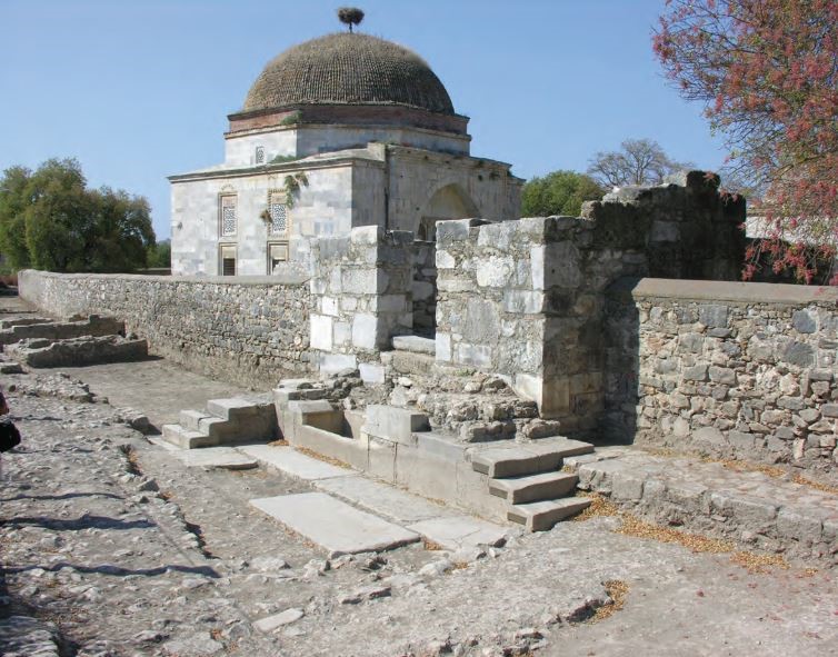 Tarihin derin izlerini taşıyan külliye keşfedilmeyi bekliyor