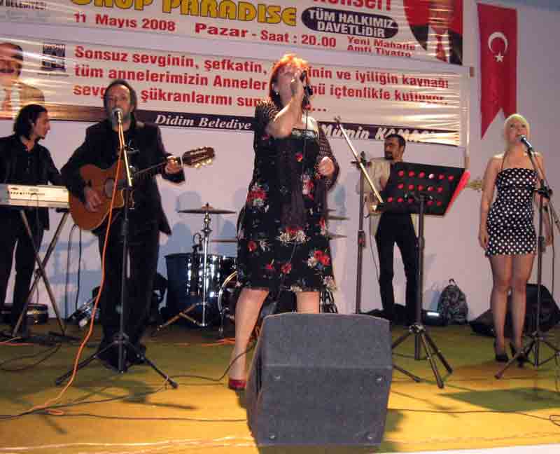 Didim Belediyesi Annelere özel halk konseri düzenledi