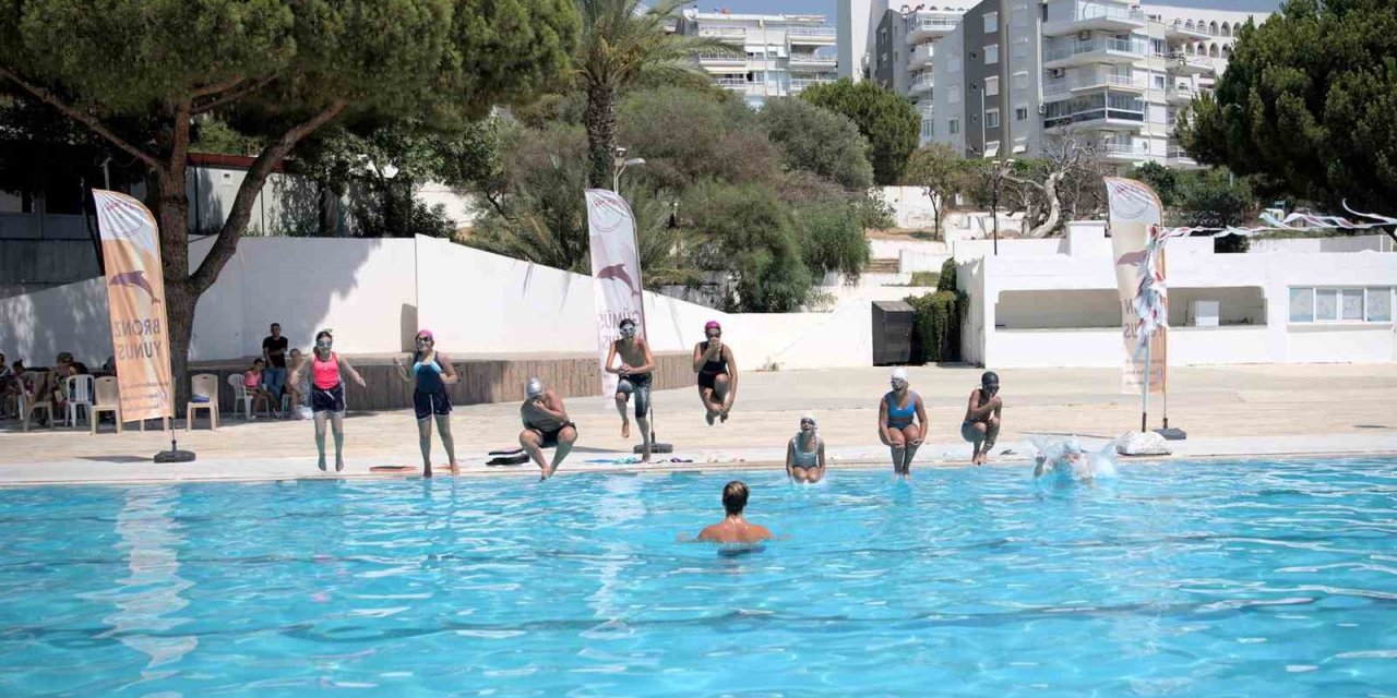 Kuşadası’nda çocuklar yazın keyfini yüzme eğitimiyle çıkarıyor