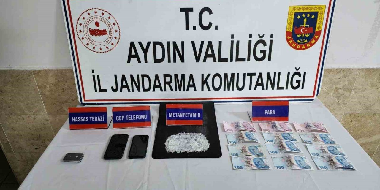 Uyuşturucuyu vites topuzuna gizlediler, jandarmadan kaçamadılar