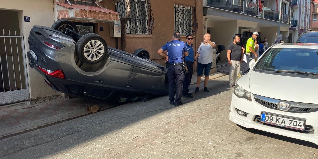 Park halindeki araca çarpan otomobil ters döndü: 1 yaralı