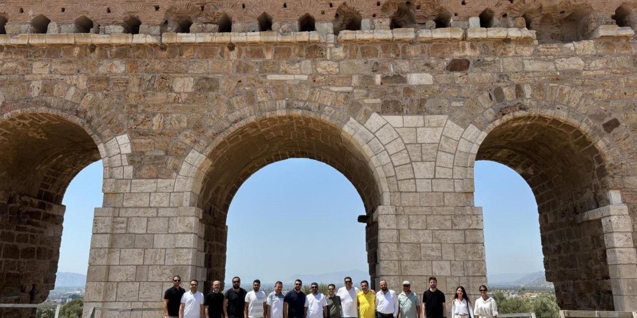 Tralles’te 44 derece sıcakta tarihi kazı yapan ekibe teşekkür yemeği