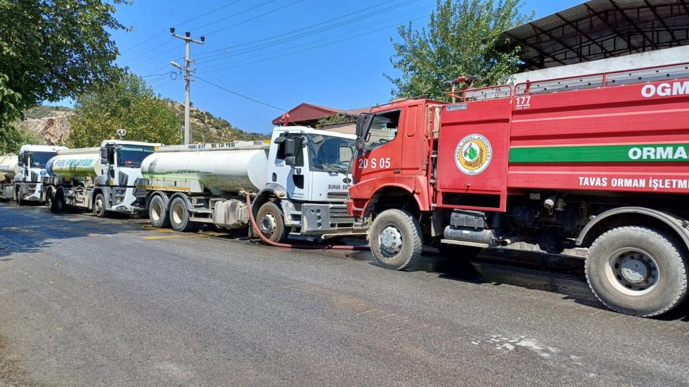 Tam mesai yapan itfaiye ve orman araçlarına tankerlerle su takviyesi yapılıyor