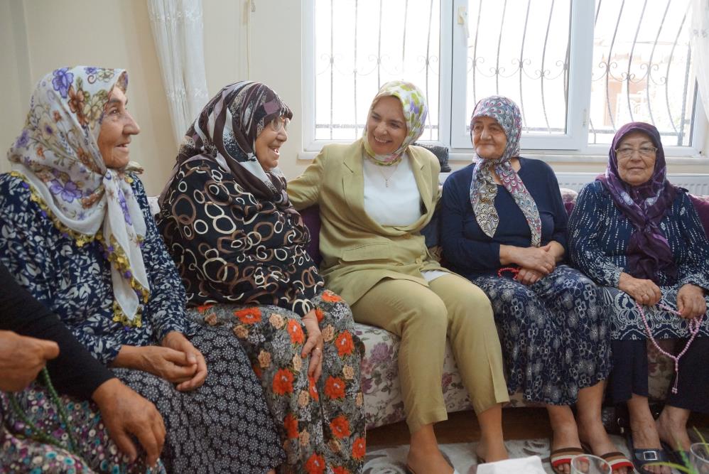 Aile ve Sosyal Hizmetler Bakanı Göktaş, Aydın’da yaşlı çınarlarla bir araya geldi