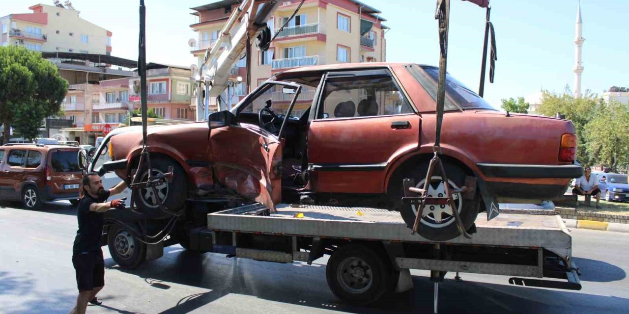 Otomobilde sıkışan sürücüyü itfaiye kurtardı