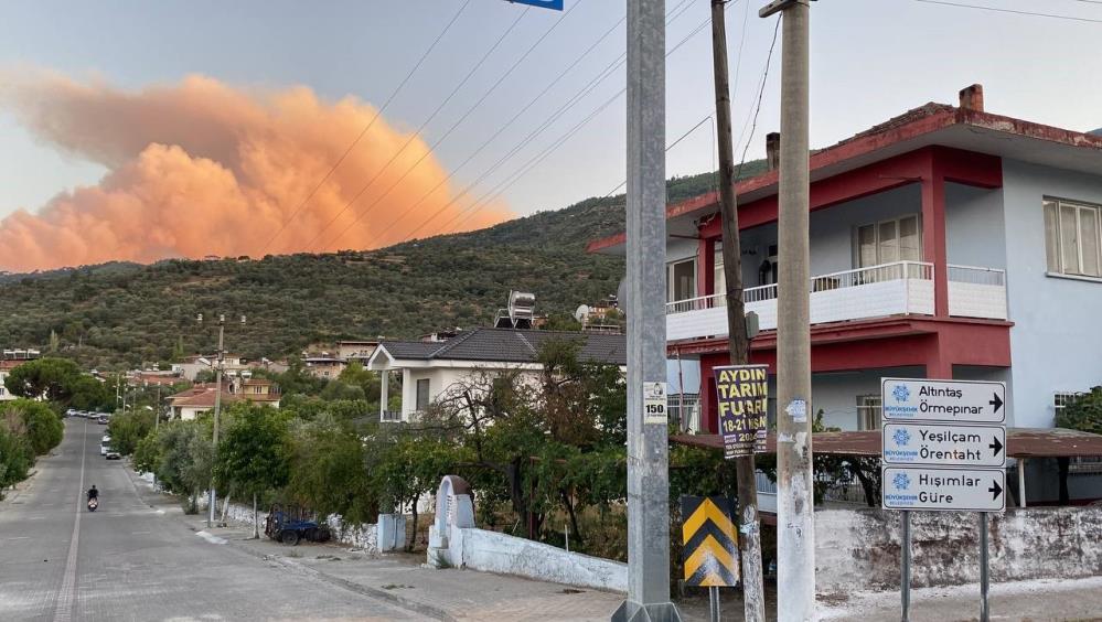 Dev yangın bulutları ilçe merkezinden böyle görüntülendi