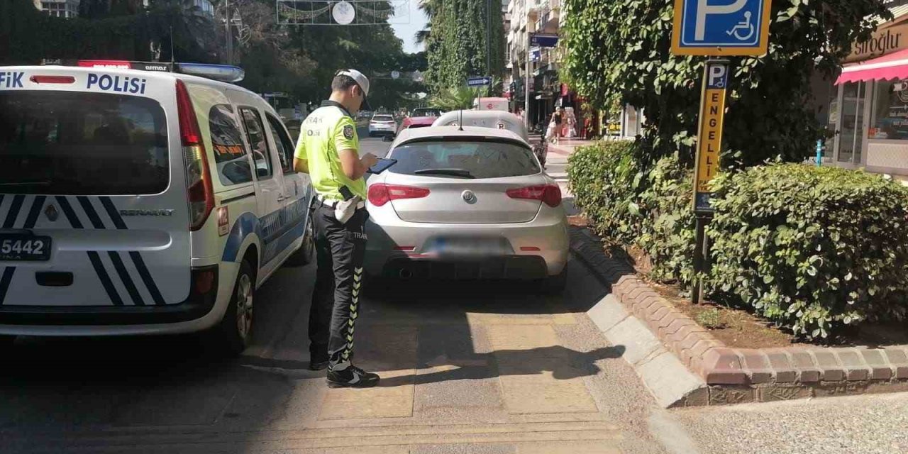 Trafik ekipleri, engellilere engel olan sürücüleri affetmedi