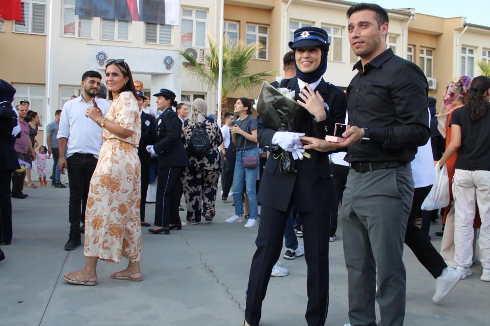 Polis adayı kadın mezuniyetinde çifte mutluluk yaşadı