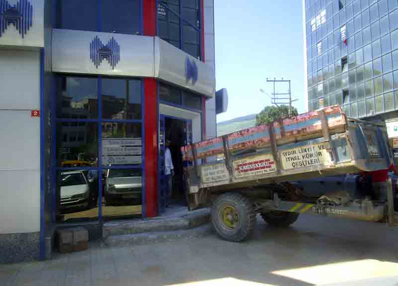 Halkbank bugün kendi binasında