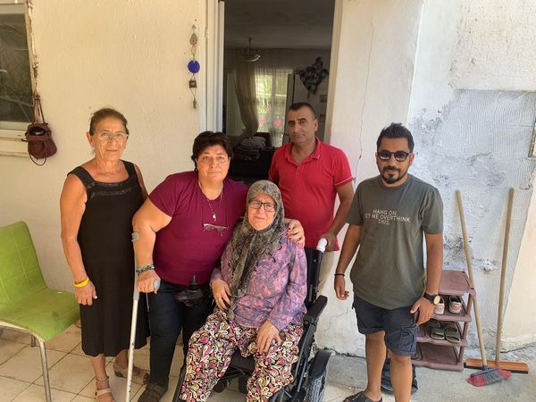 Didim’de akülü tekerlekli sandalye, engelli vatandaşa teslim edildi