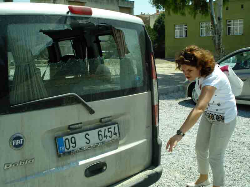 Söke’de bayan öğretmenin aracına çirkin saldırı