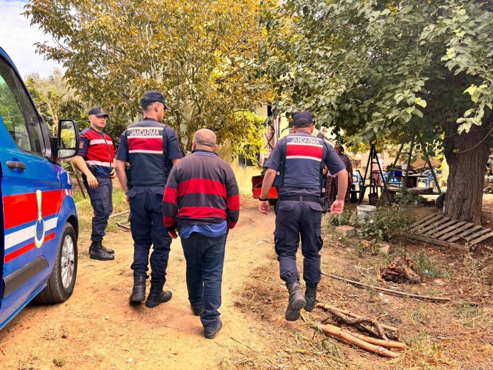 Jandarma kayıp şahsı bularak ailesine teslim etti