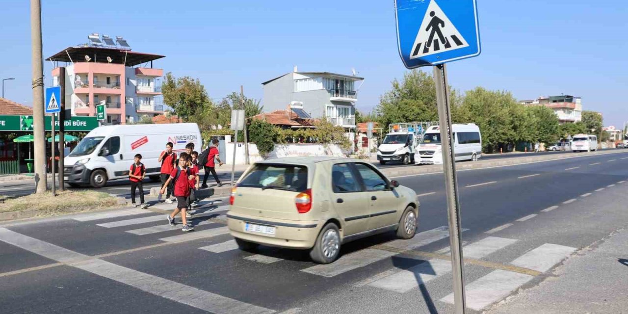 Bu mahallede okula giden çocuklar ve aileleri diken üstünde kalıyor