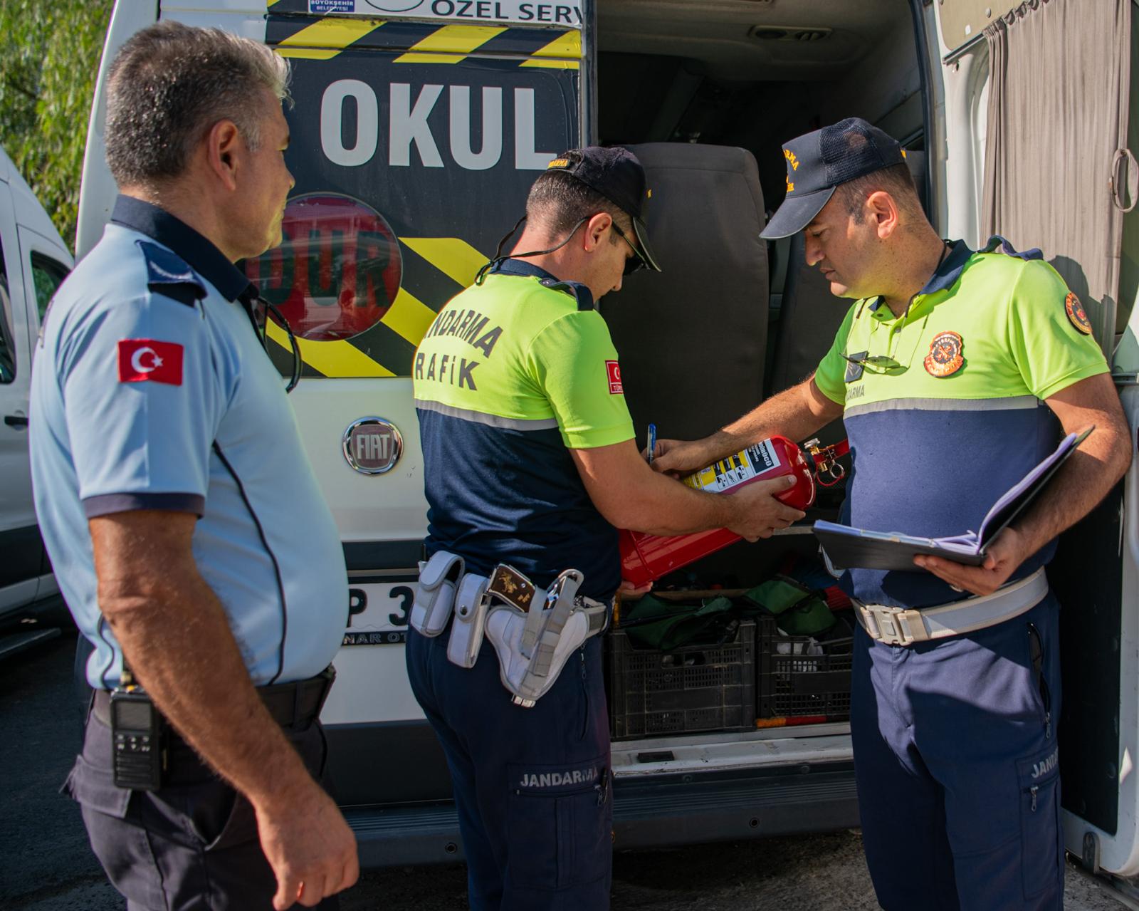 KUŞADASI’NDA OKUL SERVİSLERİ DENETLENDİ