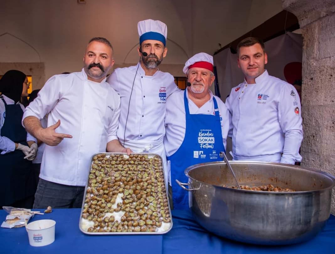 KUŞADASI SOKAK FESTİVALİ’NDE SALYANGOZ DÜELLOSU’NUN KAZANANI DOSTLUK OLDU