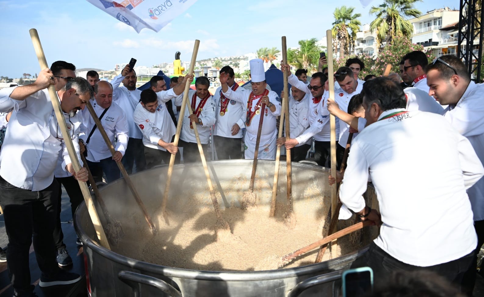 KUŞADASI SOKAK FESTİVALİ 5 BİN KİŞİLİK KEŞKEK REKORU DENEMESİ İLE FİNAL YAPTI