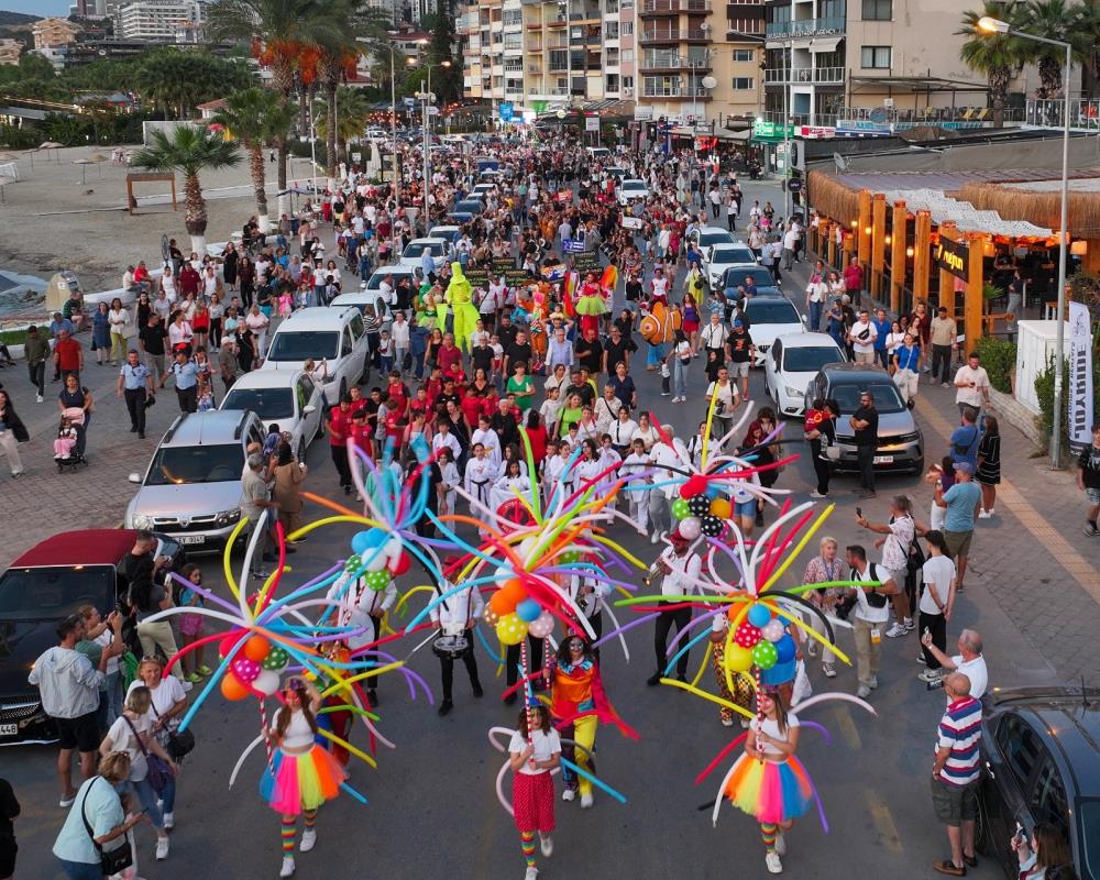 KUŞADASI SOKAK FESTİVALİ COŞKUSU ULUSLARARASI ARENAYA TAŞINDI