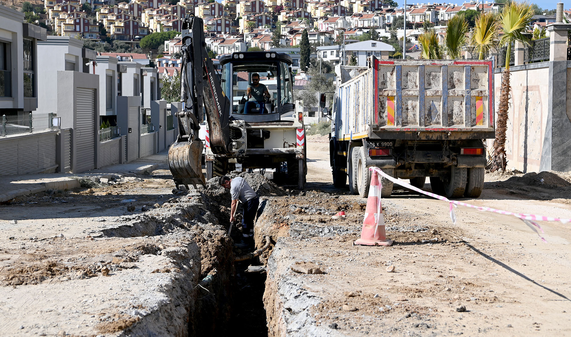 KUŞADASI'NDA KÖKLÜ ALTYAPI SORUNLARI ÇÖZÜME KAVUŞUYOR