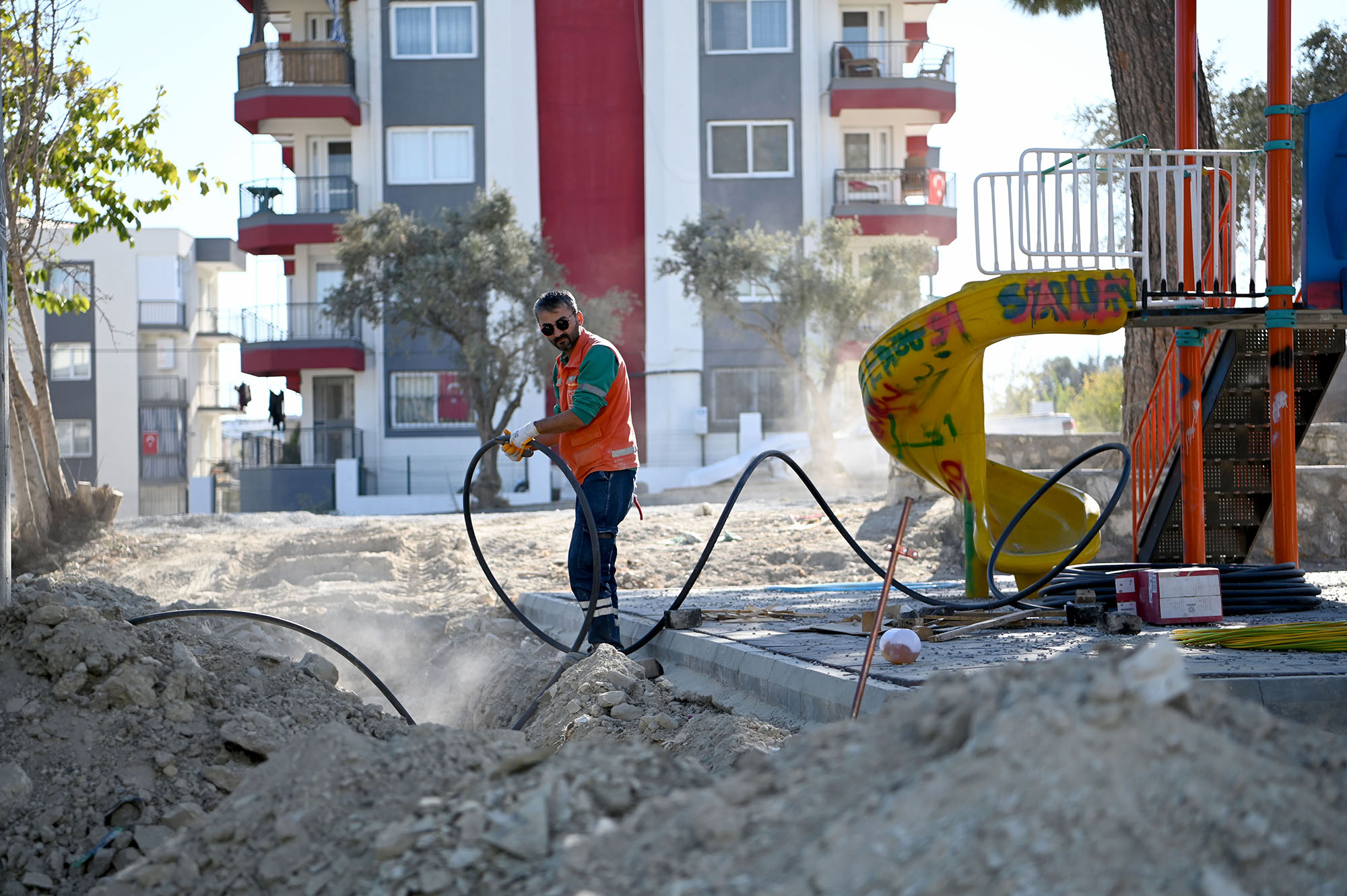 KUŞADASI BELEDİYESİ DEĞİRMENDERE’YE YENİ BİR PARK DAHA KAZANDIRIYOR