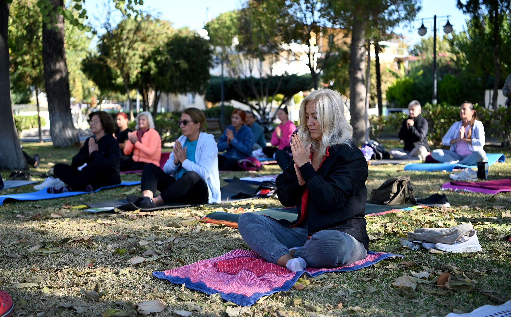 GÜZELÇAMLI’NIN MUHTEŞEM HAVASINDA YOGA YAPTILAR