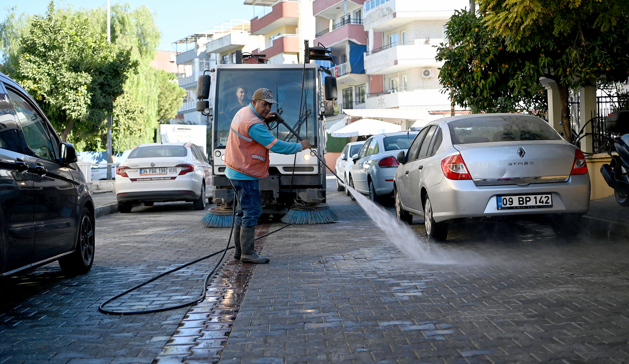 TÜRKİYE’NİN TURİZM BAŞKENTİ KUŞADASI’NDA 7/24 TEMİZLİK MESAİSİ