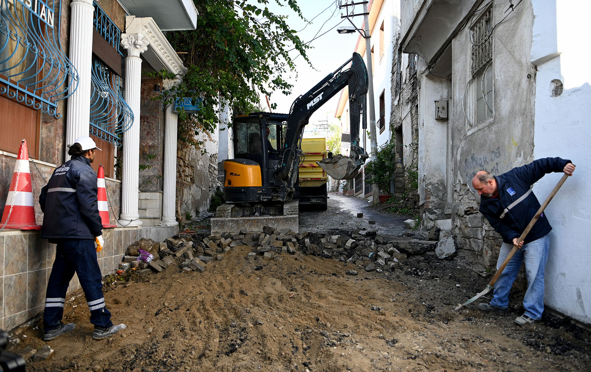 ESKİ KUŞADASI’NDA YENİLENME SIRASI ASLANLAR CADDESİ’NDE