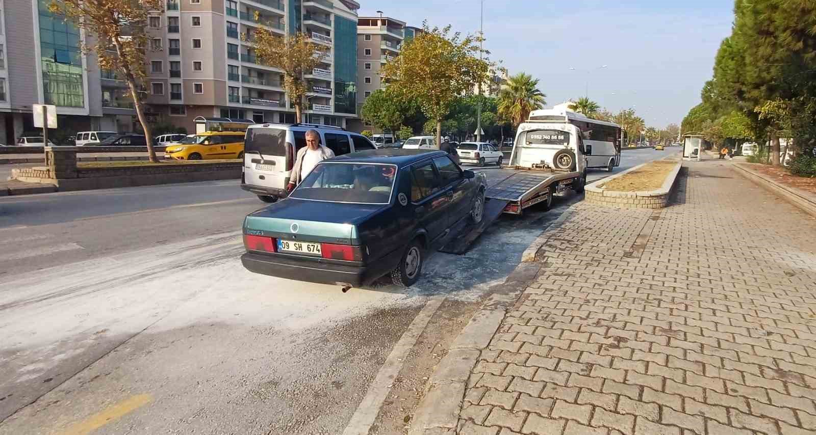 Seyir halindeki otomobildeki yangını itfaiye ekipleri söndürdü