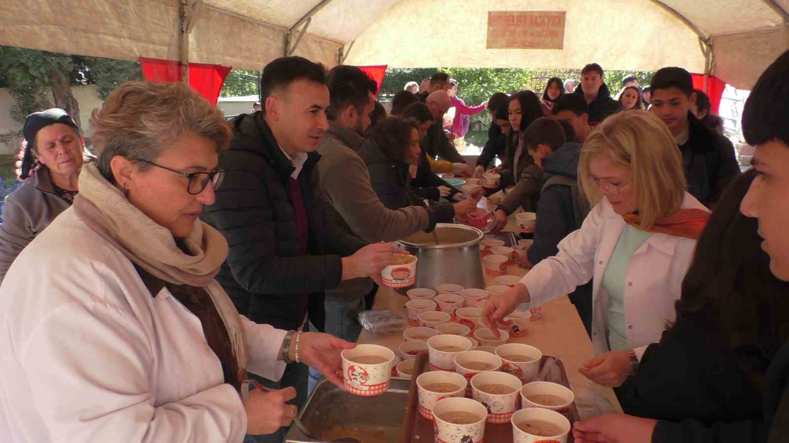 Kuyucaklı öğretmenlerden öğrencilerine aşure ikramı