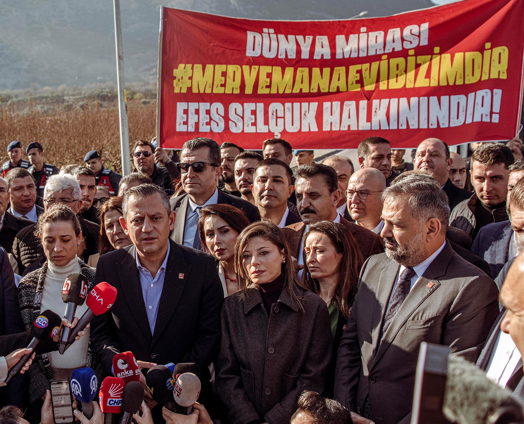 BAŞKAN ÖMER GÜNEL’DEN MERYEM ANA EVİ OTOPARKI NÖBETİNE DESTEK ZİYARETİ