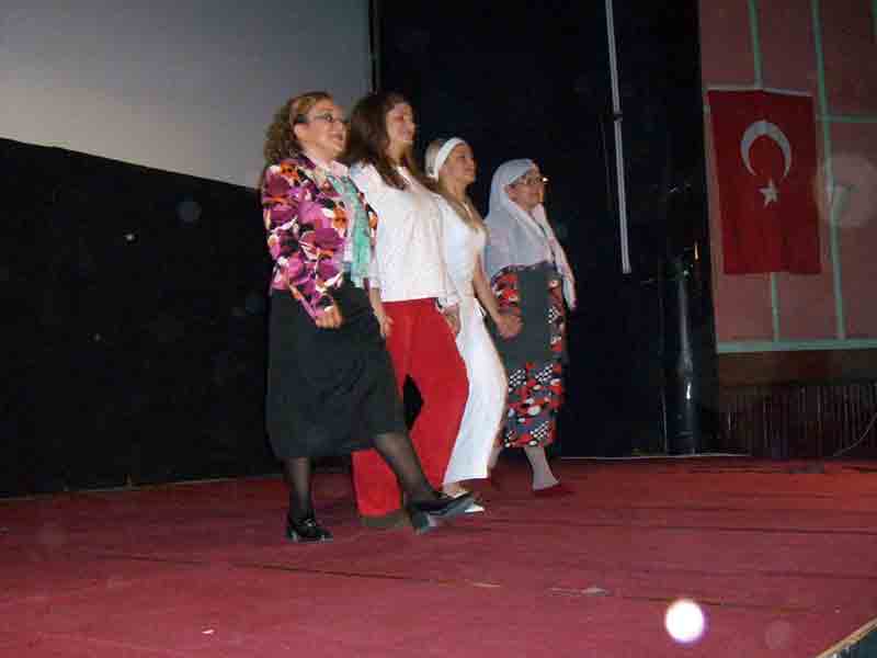 Acılarını kalplerine gömüp, sahneye çıktılar