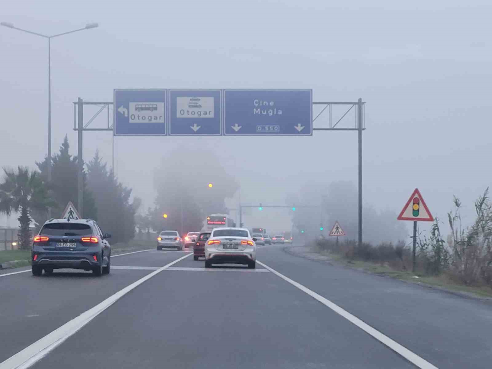 Karayoluna sis çöktü, sürücüler zorlandı