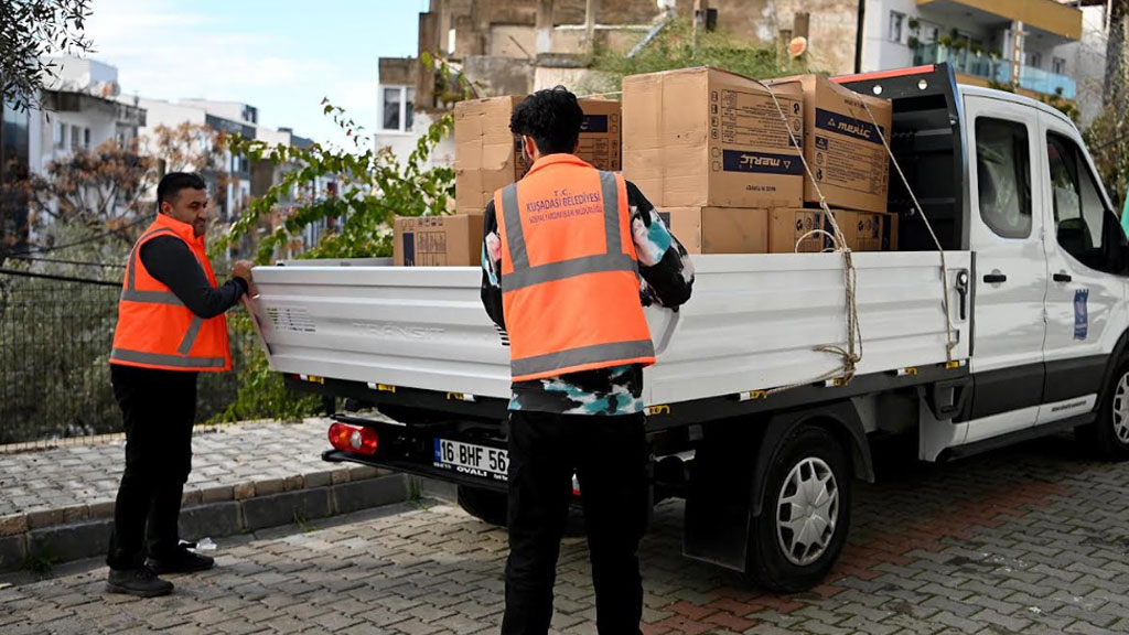 KUŞADASI BELEDİYESİ’NİN KIŞ DESTEĞİ SOBA YARDIMI İLE SÜRÜYOR