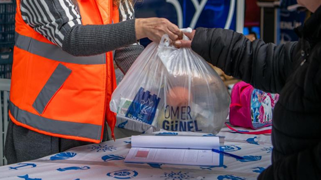 Öğrencilerin beslenme çantaları doluyor, velilerin yüzü gülüyor