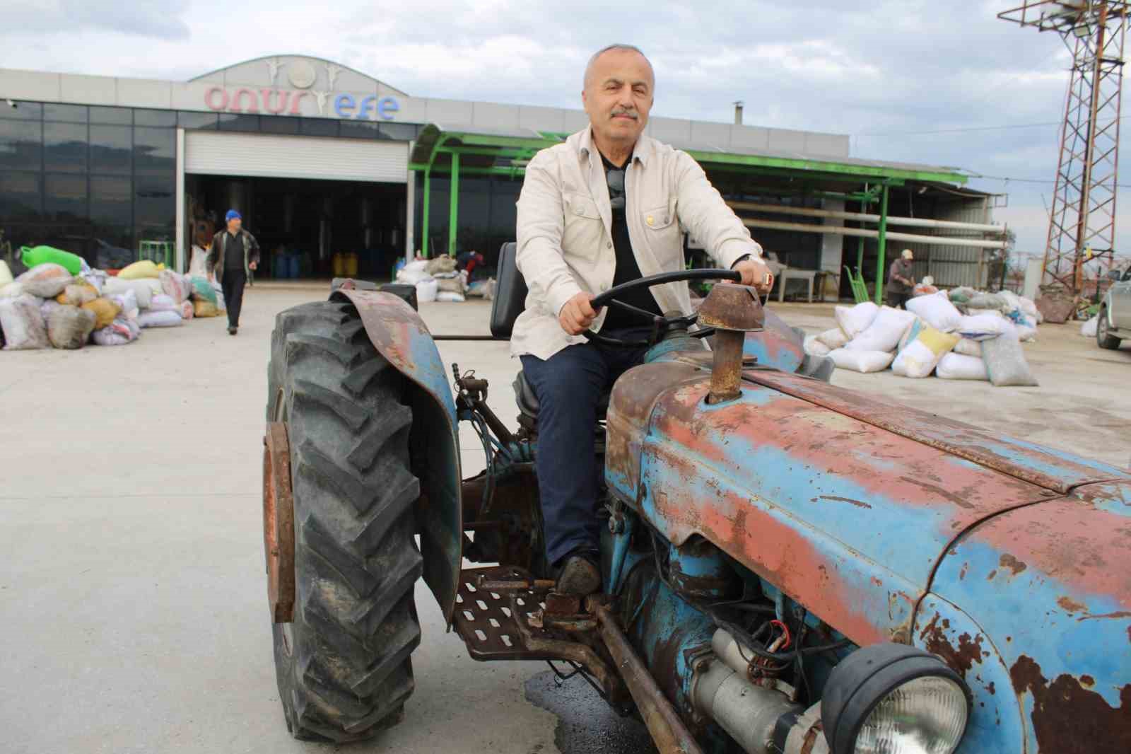 Aydınlı fabrikatör, parasızlıktan değil hatırasından dolayı 66 yıllık traktörü kullanıyor