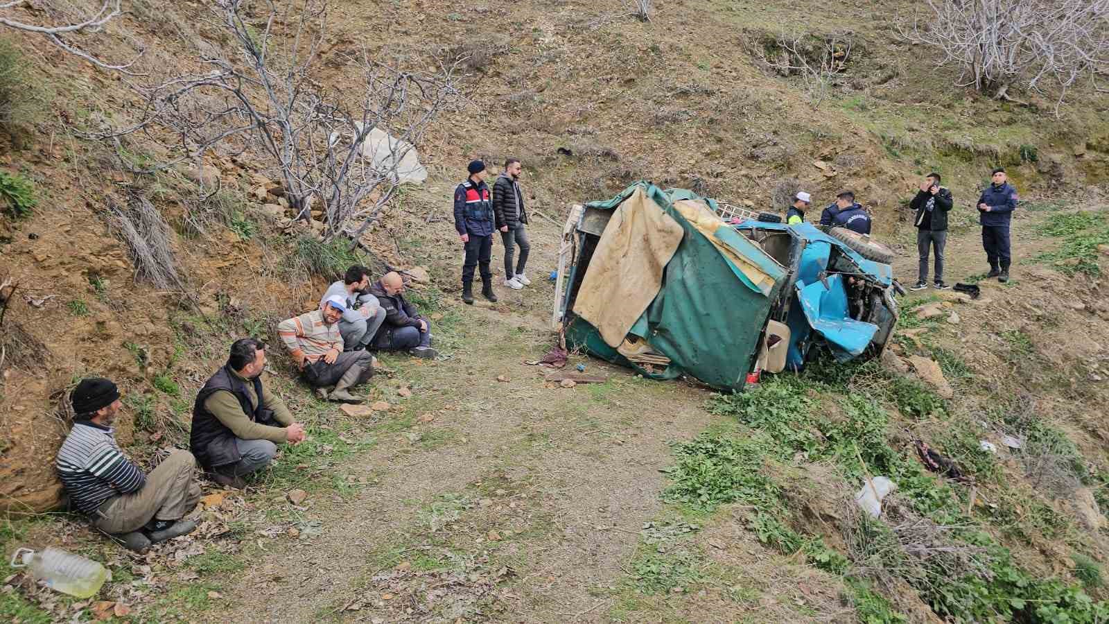 Zeytin işçilerini taşıyan araç uçuruma yuvarlandı: 1 ölü, 5 yaralı