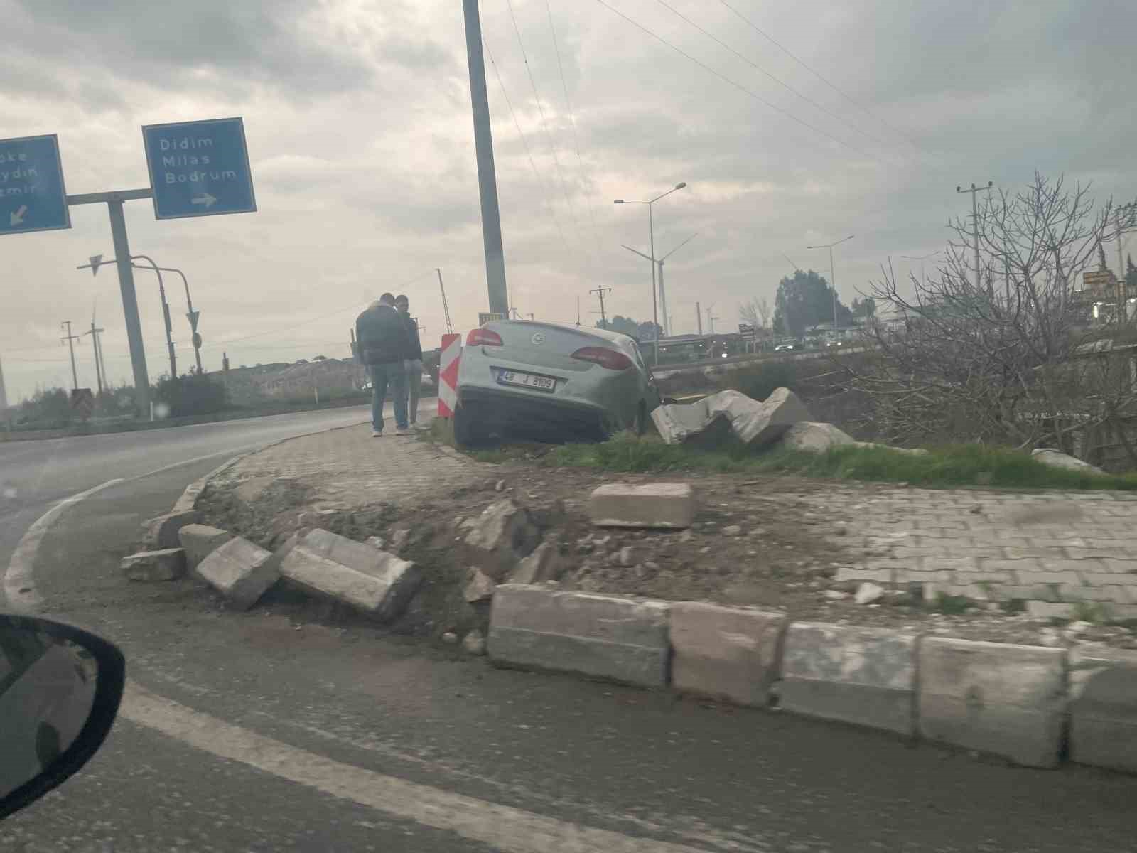 Sürücüsünün direksiyon hakimiyetini kaybettiği otomobil yoldan çıktı