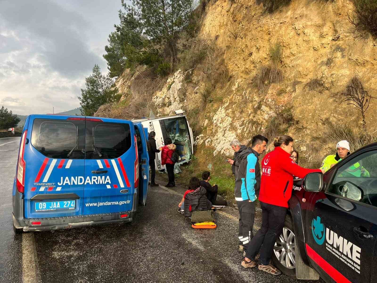 Tur minibüsü devrildi: 23 yaralı