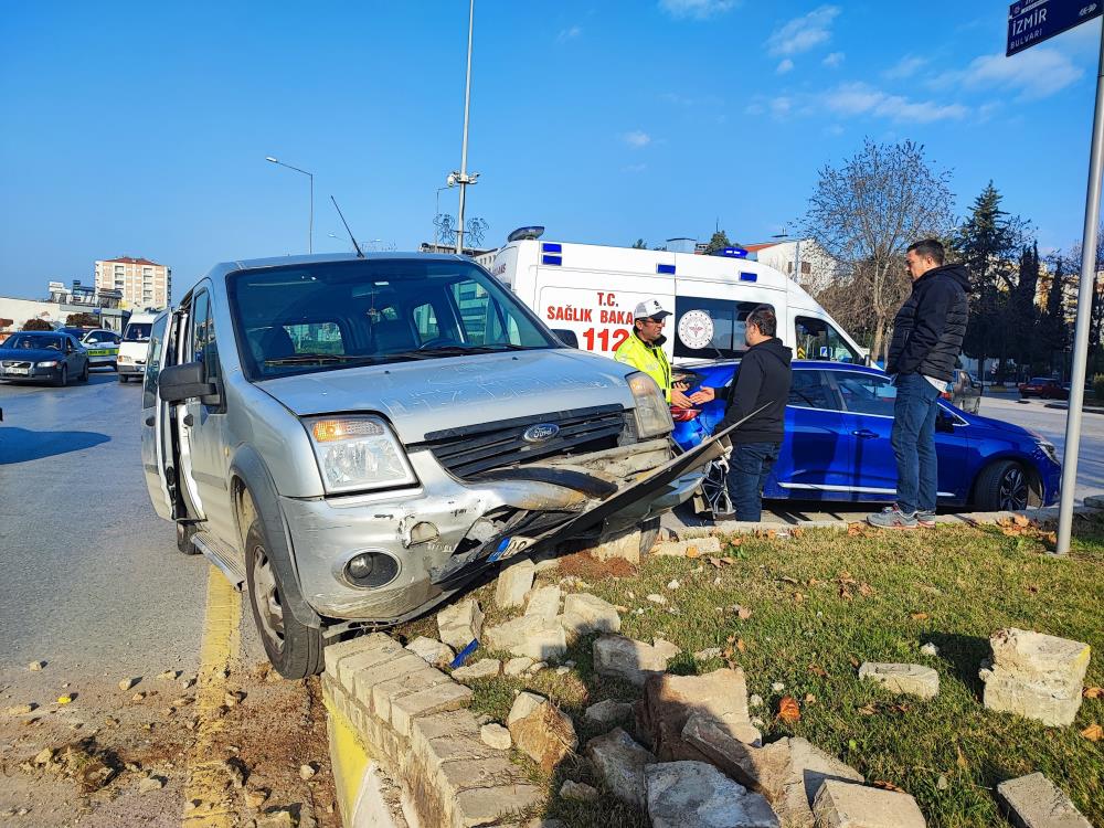 Otomobile çarpmamak için refüje çıktı: 2 yaralı