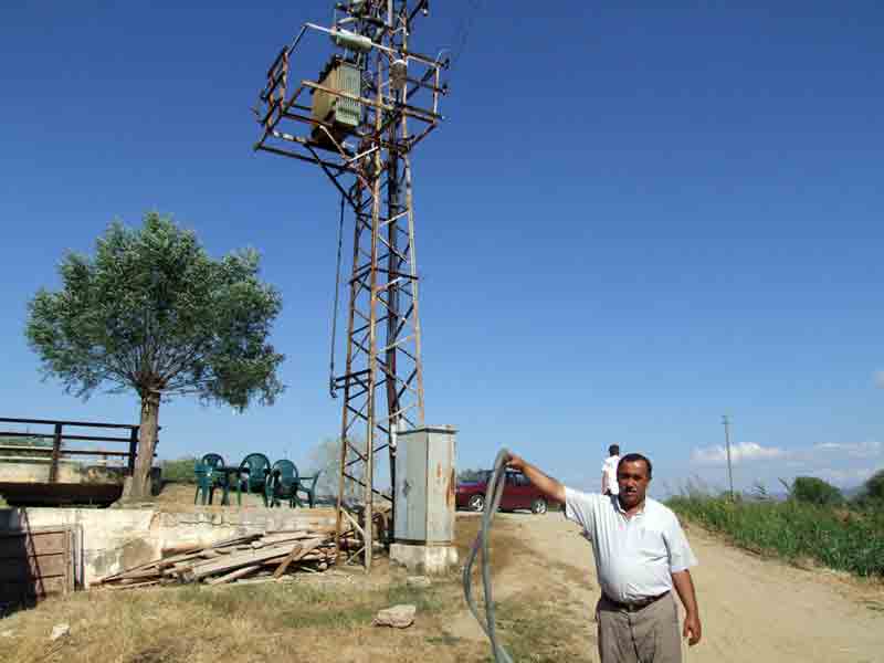 Trafoların yağlarını boşaltıyorlar
