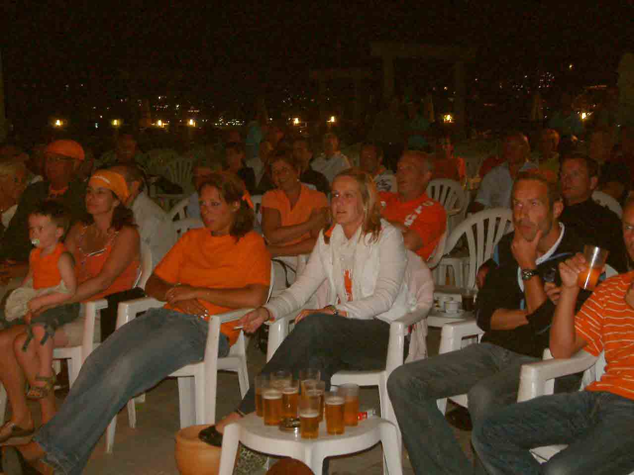 Hollandalı turistler Kuşadası’ndaki otelleri stadyuma çevirdi