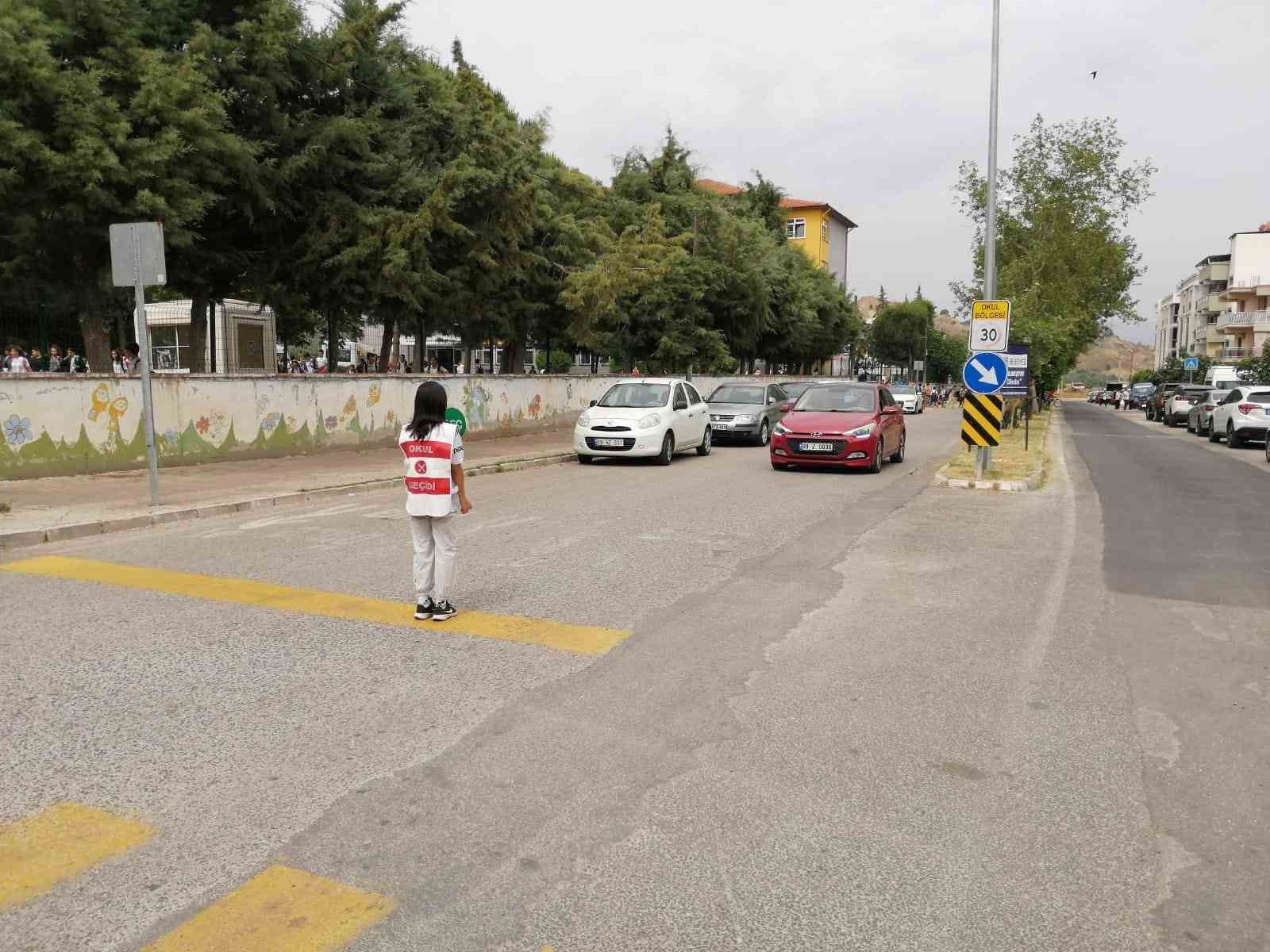 Trafik ekipleri, öğrenciler ile birlikte yaya önceliğine dikkat çekti