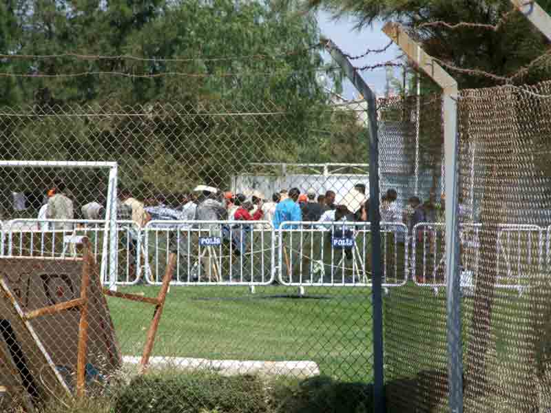 Didim Atatürk Stadı mülteci kampı gibi!