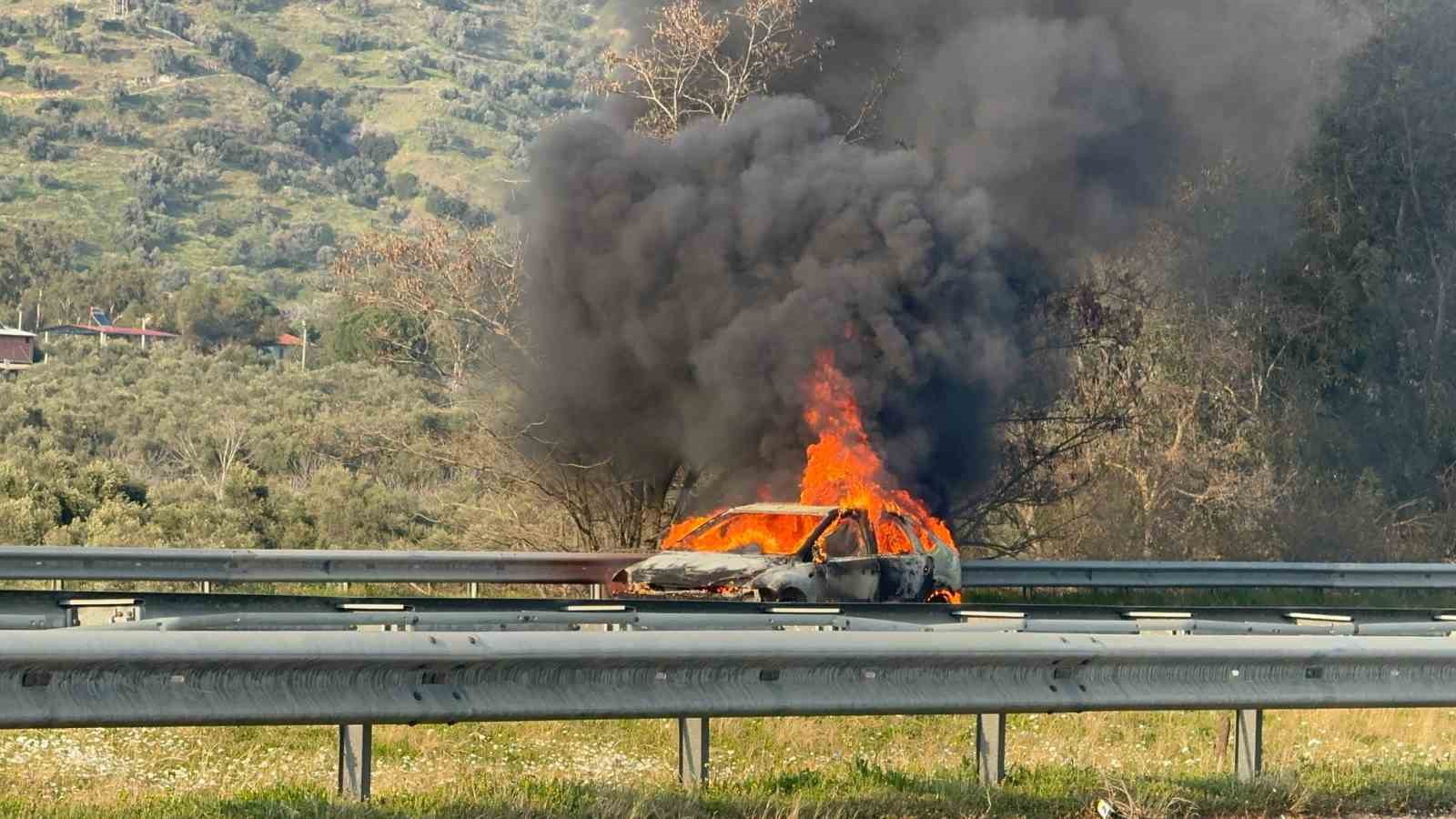 Otoyolda yanan araç hurdaya döndü