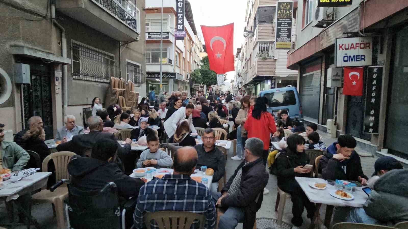 Nazilli’de Kuaförler Sokağı sakinleri iftarda buluştu